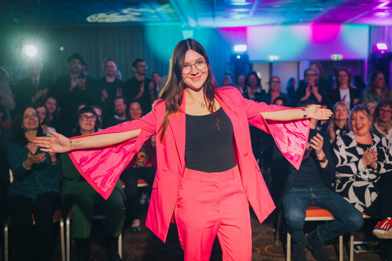 Julia Trost live auf der Bühne beim Event in Frankfurt